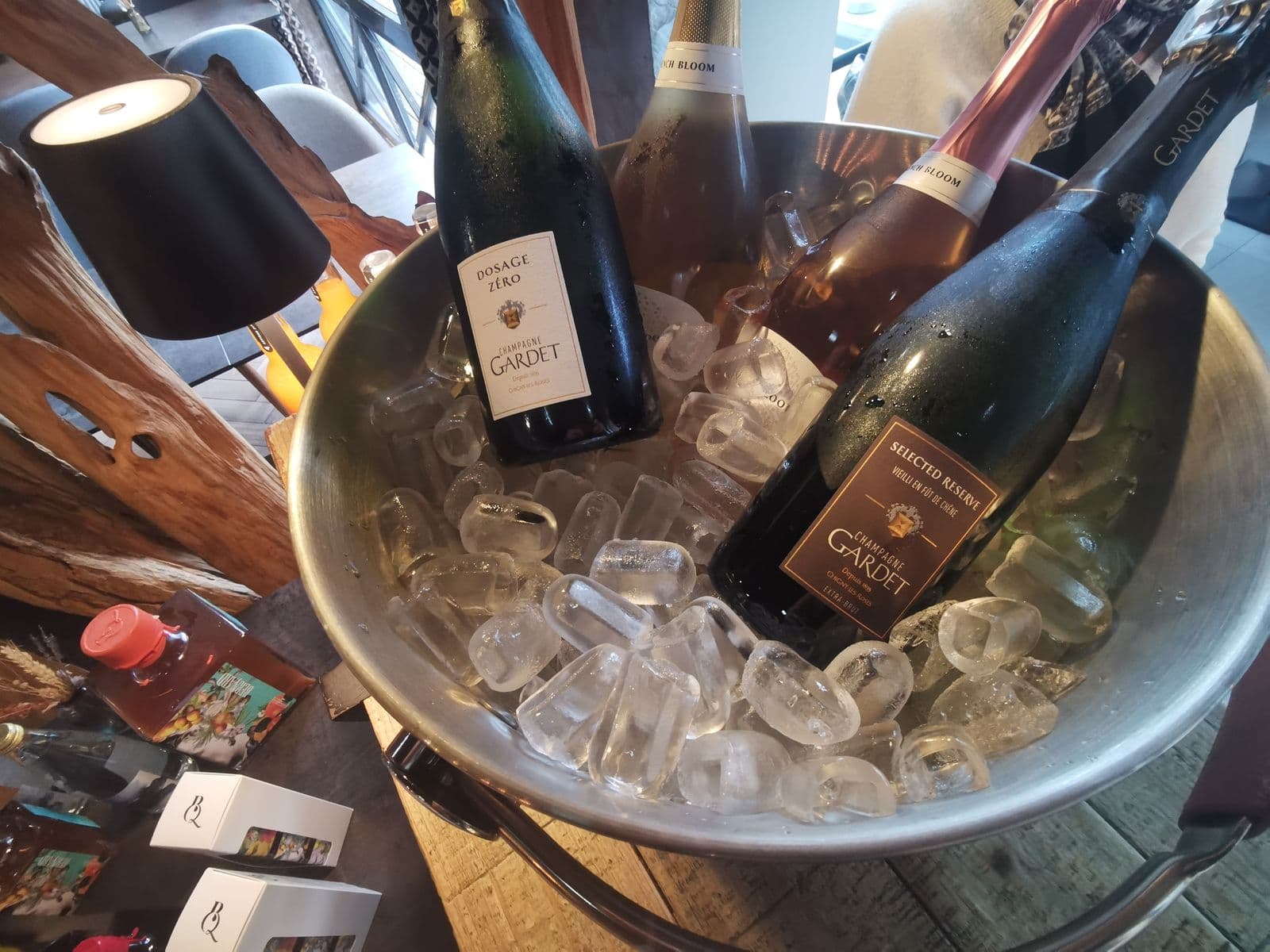 Champagne Gardet Dosage Zéro et Selected Reserve, avec French Bloom, dans le seau à glace des Vins Par Faim