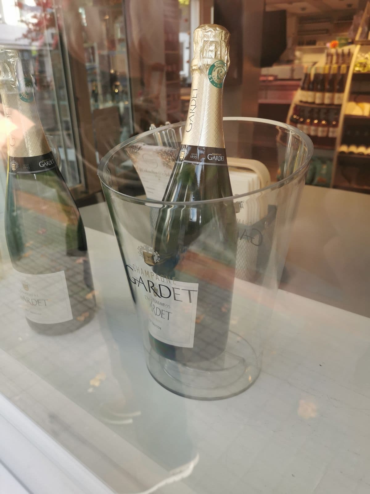 Un Champagne Gardet au frais, en vitrine
