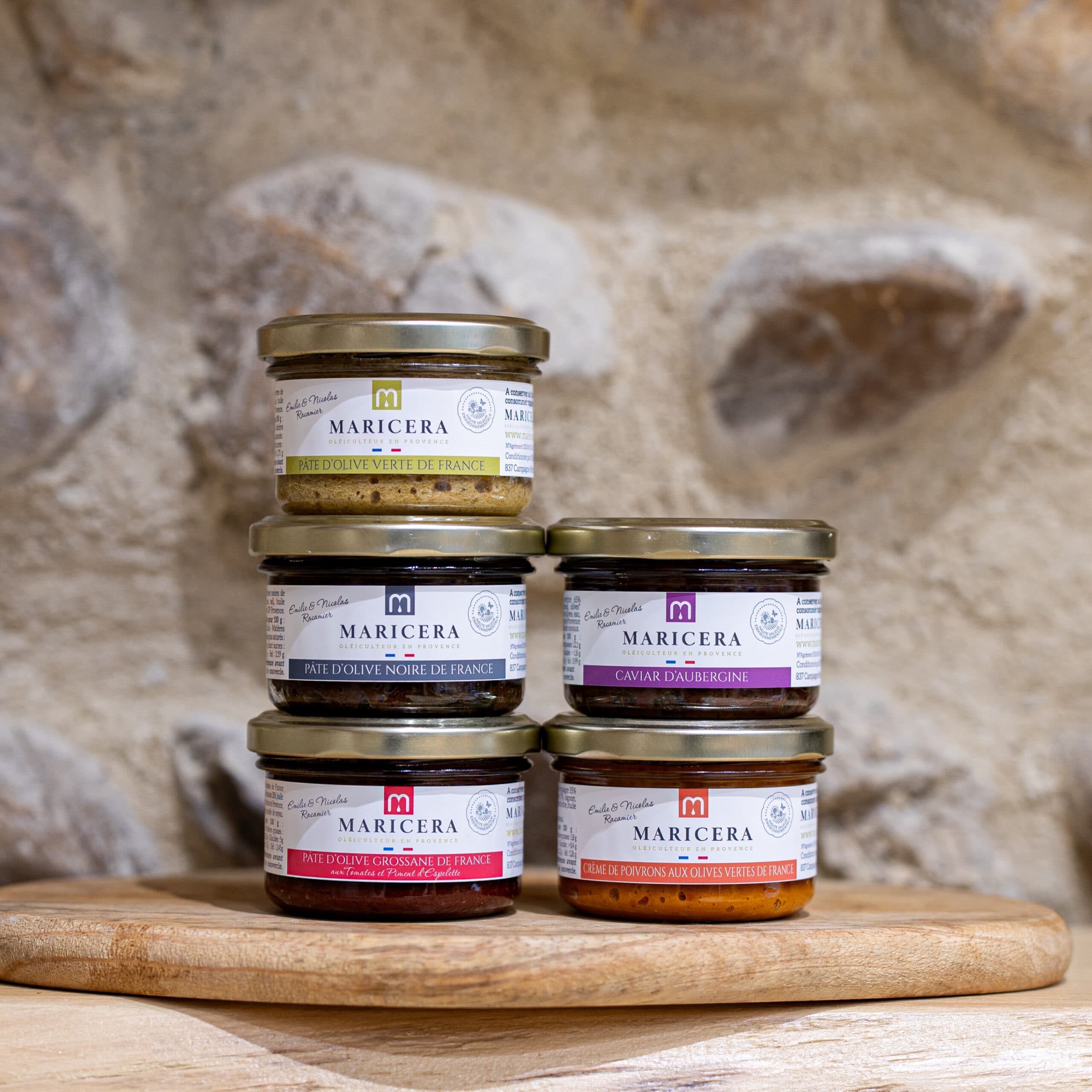 La gamme de pâtes et crèmes Maricera : olive verte, olive noire, Grossane aux tomates et piment d'Espelette, caviar d'aubergine et crème de poivrons aux olives vertes.