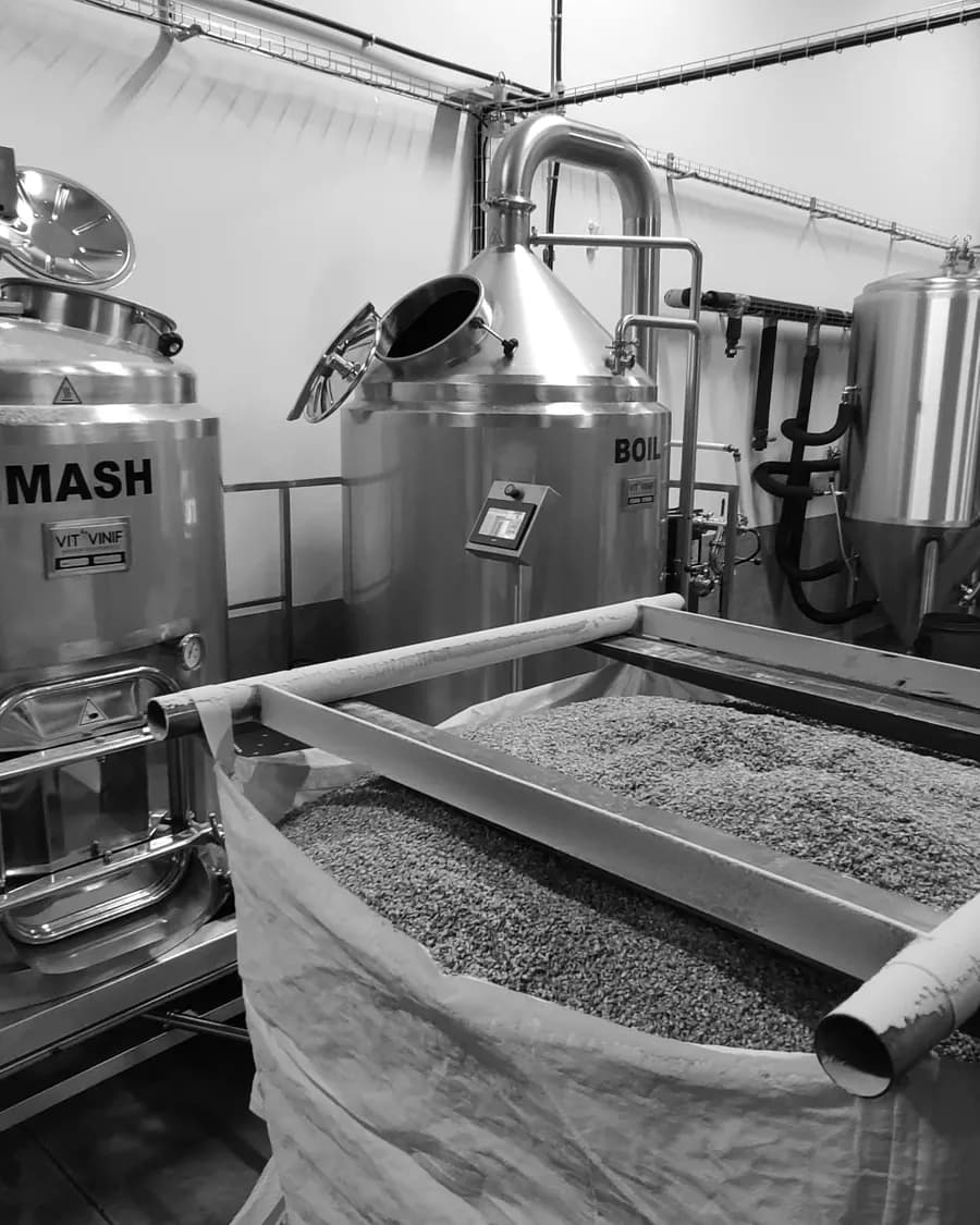 Cuve de brassage et sac de malt dans la brasserie BNR