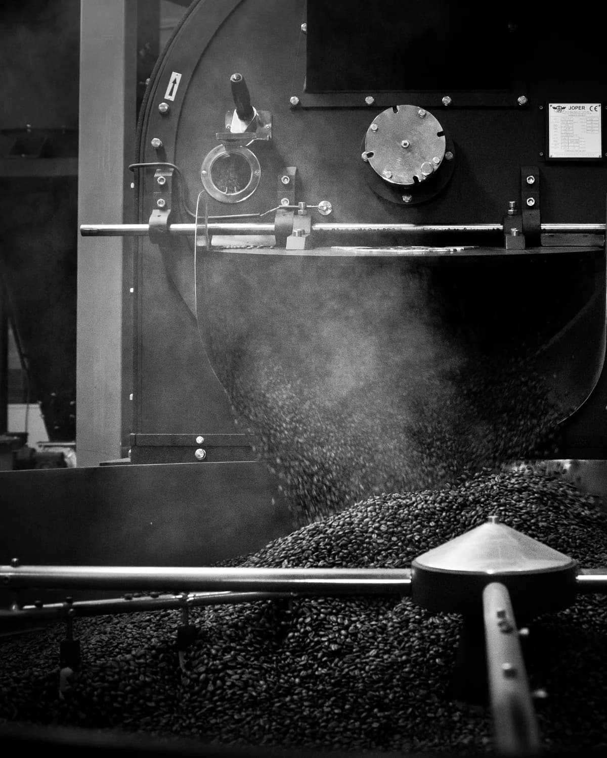 Torréfacteur à tambour dans l'atelier des Cafés Taine
