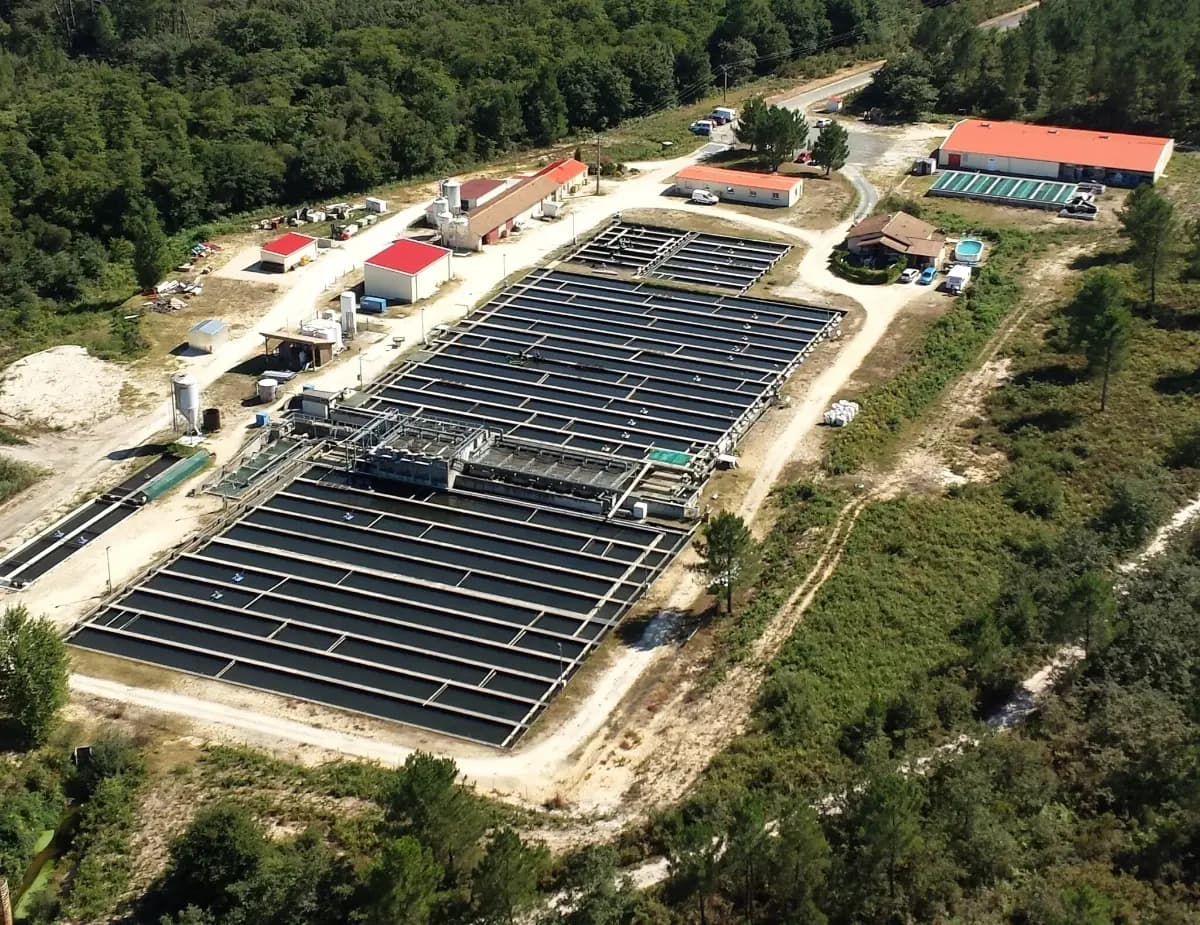 Vue aérienne de la ferme L'Esturgeonnière et de ses bassins