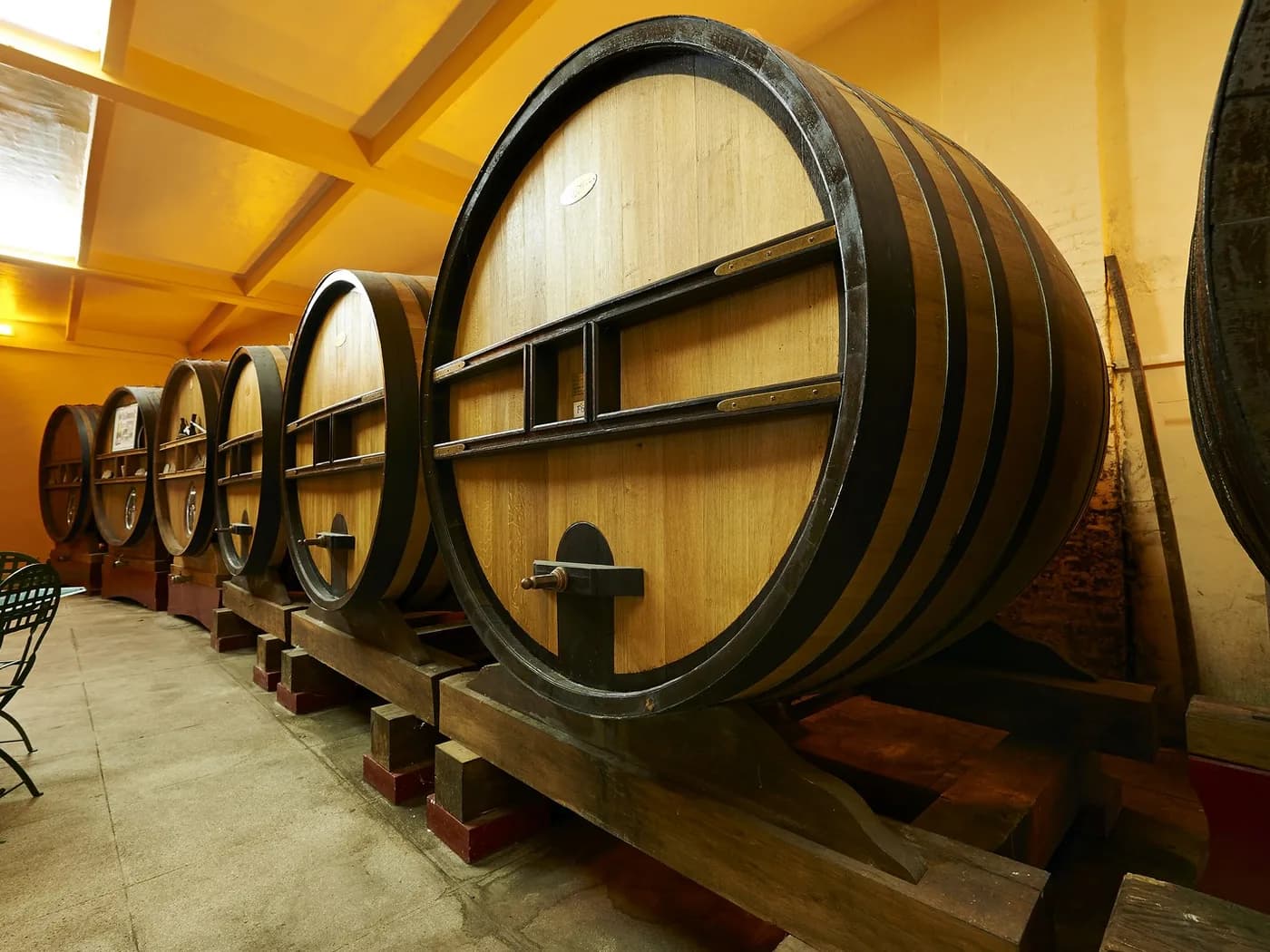 Foudres de chêne dans les chais de Champagne Gardet