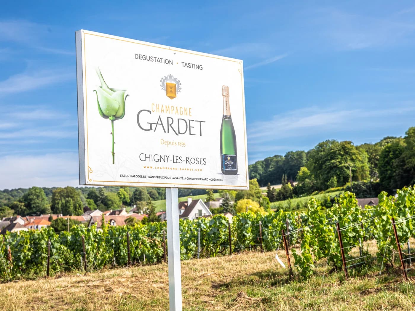 Vignes de la Montagne de Reims et panneau Champagne Gardet à Chigny-les-Roses