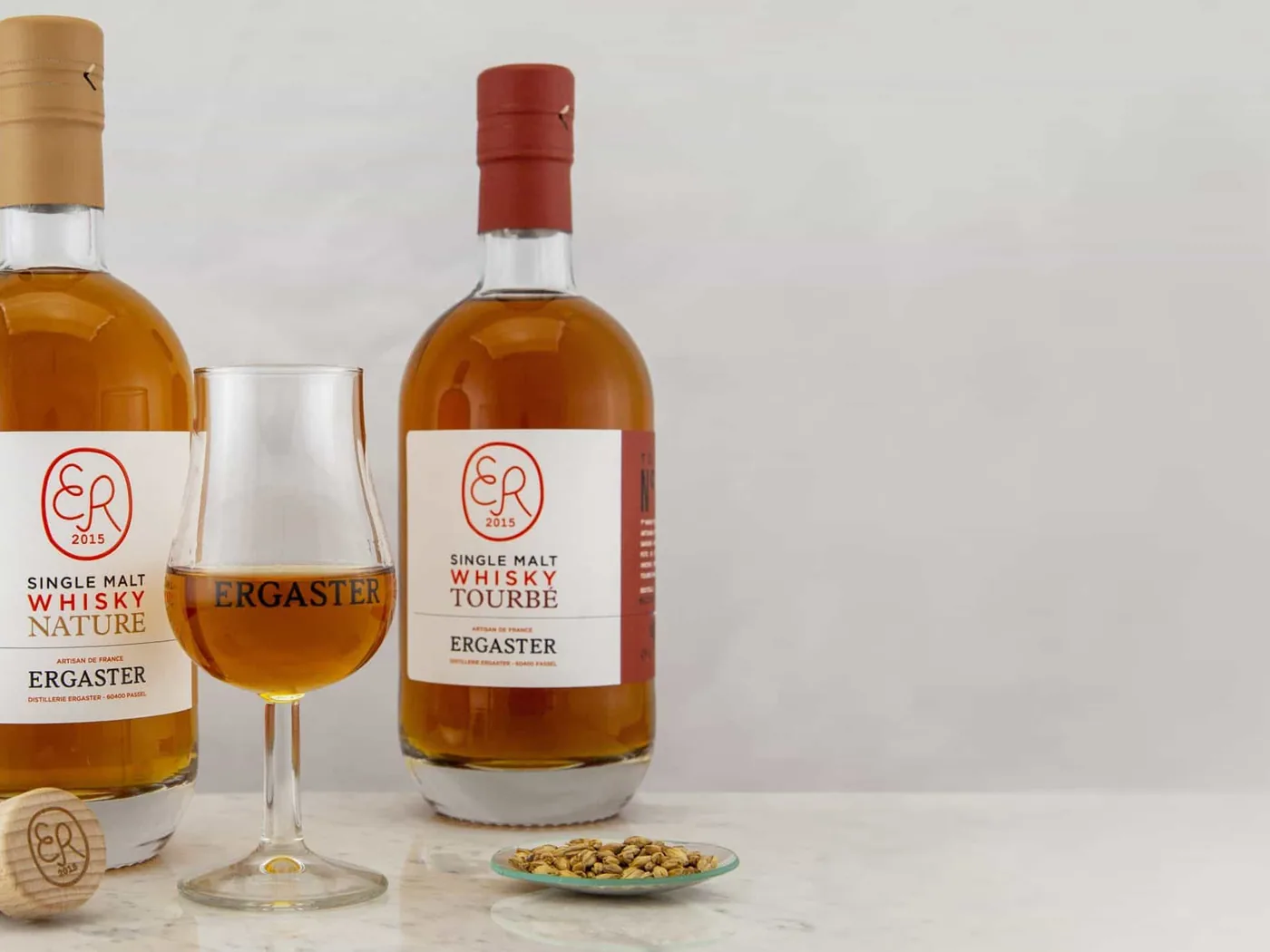 Deux bouteilles de whisky single malt Ergaster et un verre