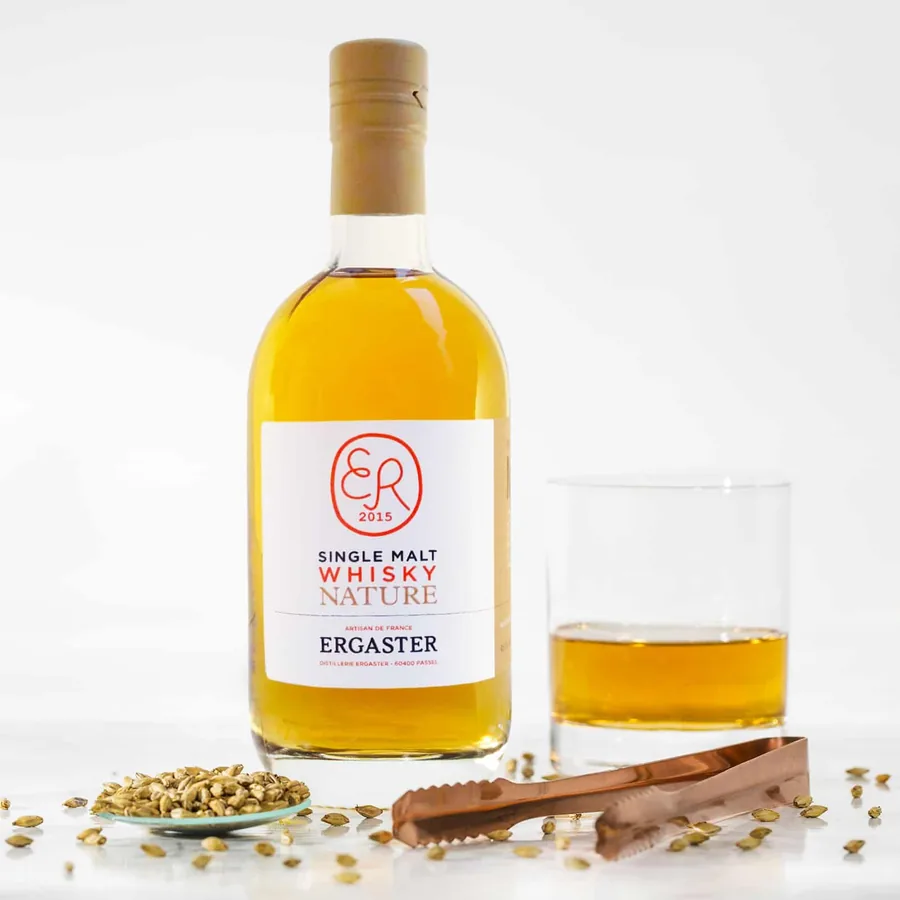 Bouteille de whisky Single Malt Nature Ergaster et un verre de dégustation