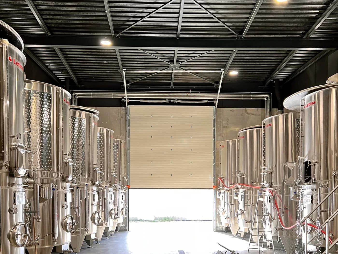 Cuves inox dans le chai du Domaine des Alpilles