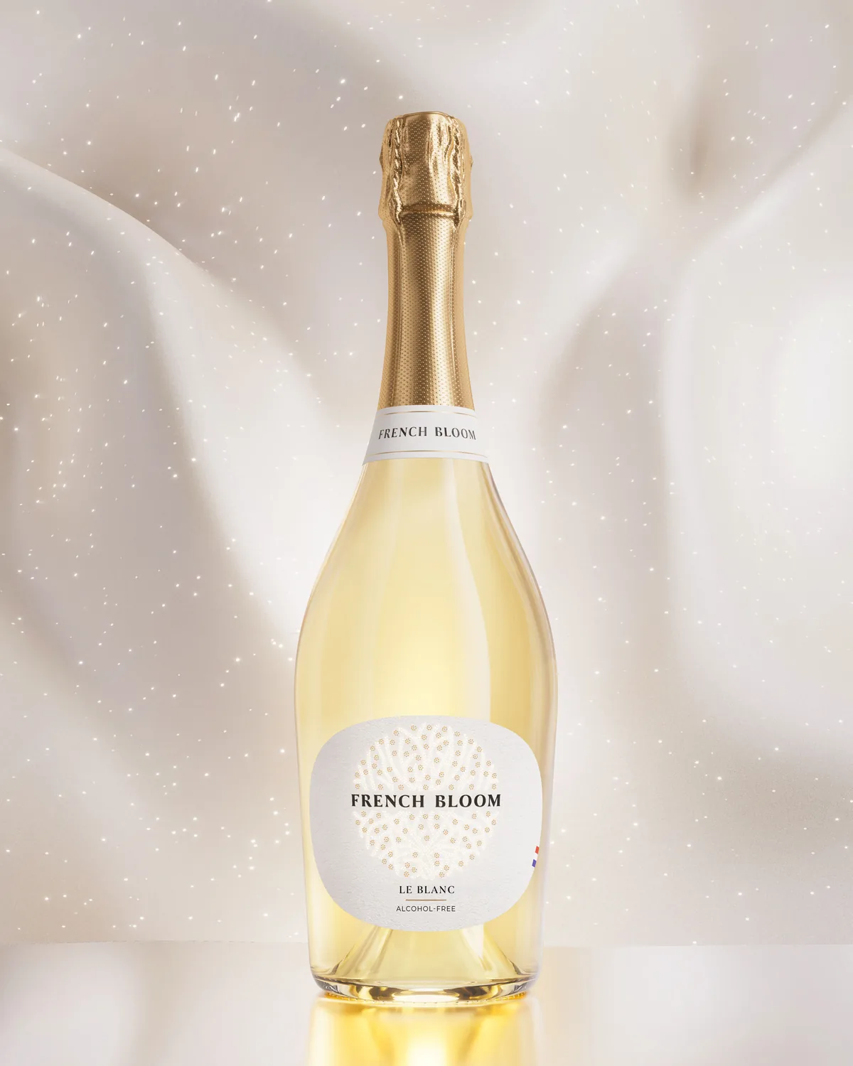 Bouteille French Bloom Le Blanc sur un drapé ivoire