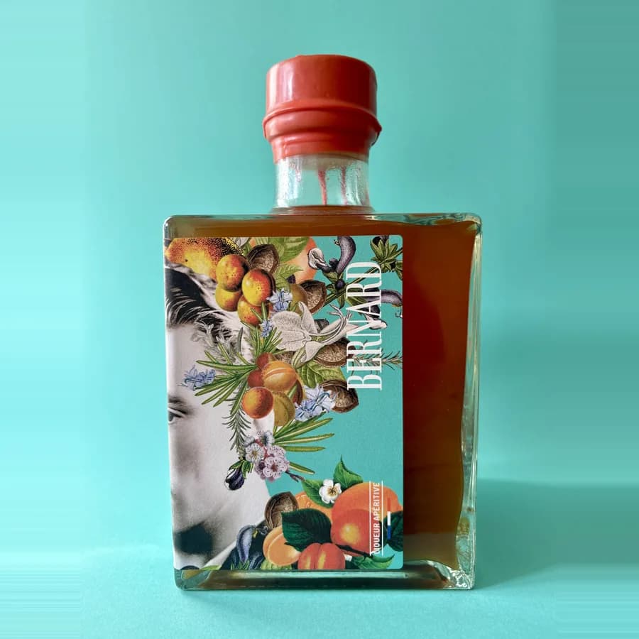 Bouteille de liqueur Bernard de la Maison Bocquet sur fond turquoise