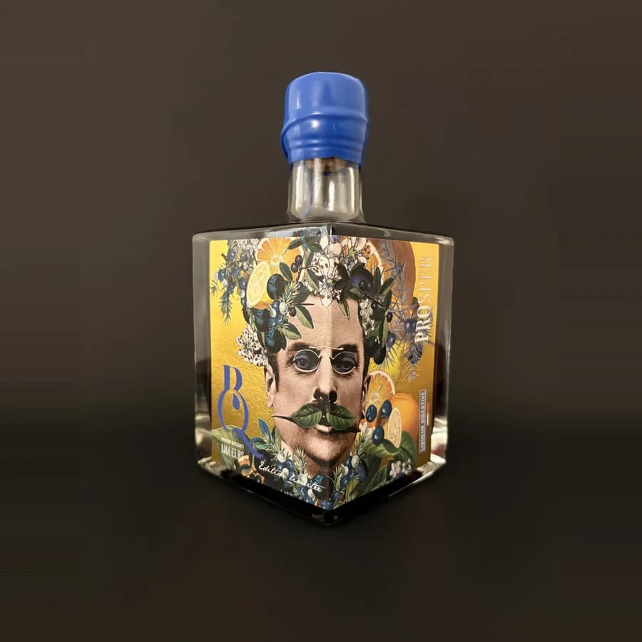 Bouteille de liqueur Prosper de la Maison Bocquet sur fond sombre