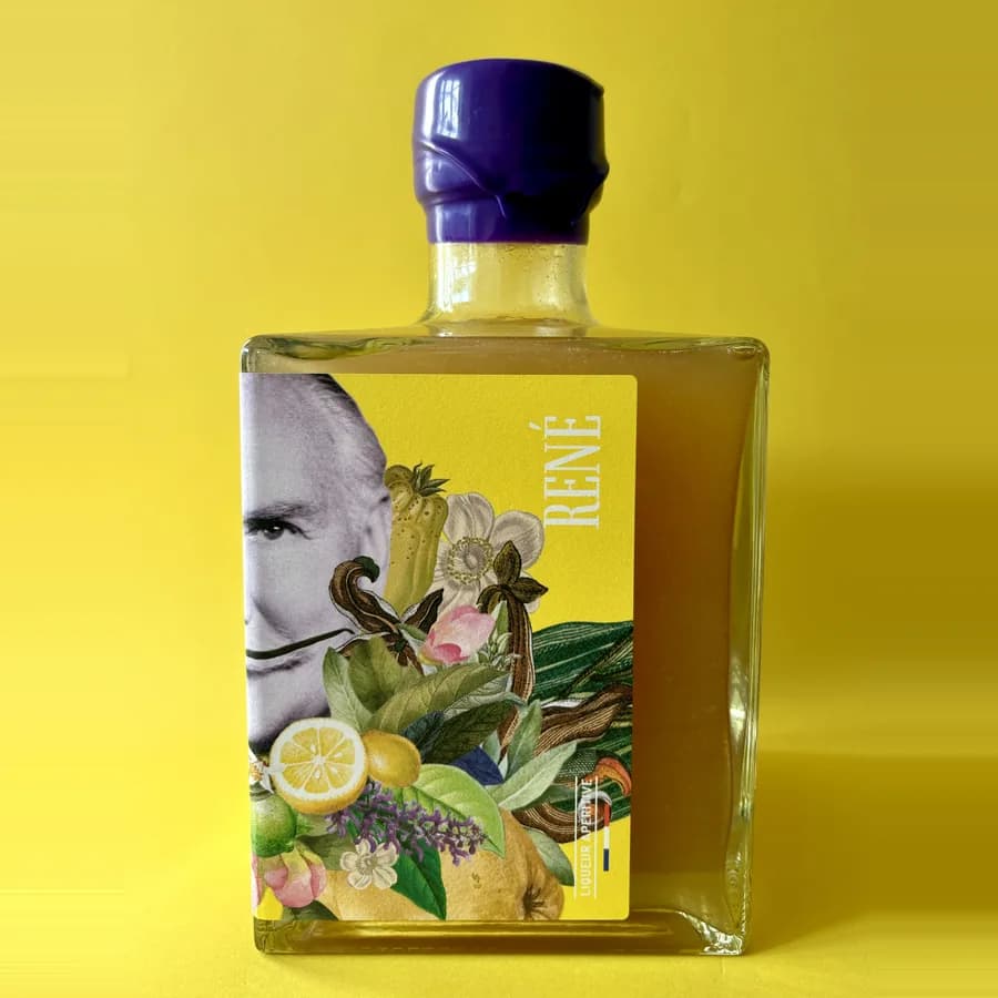 Bouteille de liqueur René de la Maison Bocquet sur fond jaune