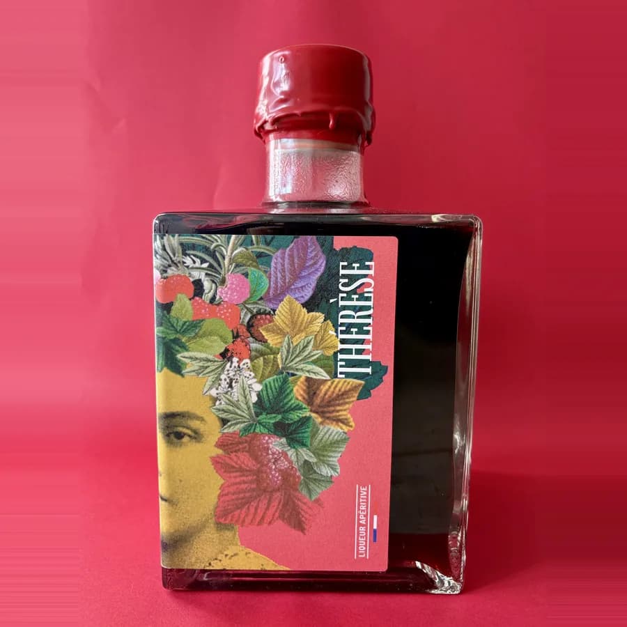 Bouteille de liqueur Thérèse de la Maison Bocquet sur fond rose