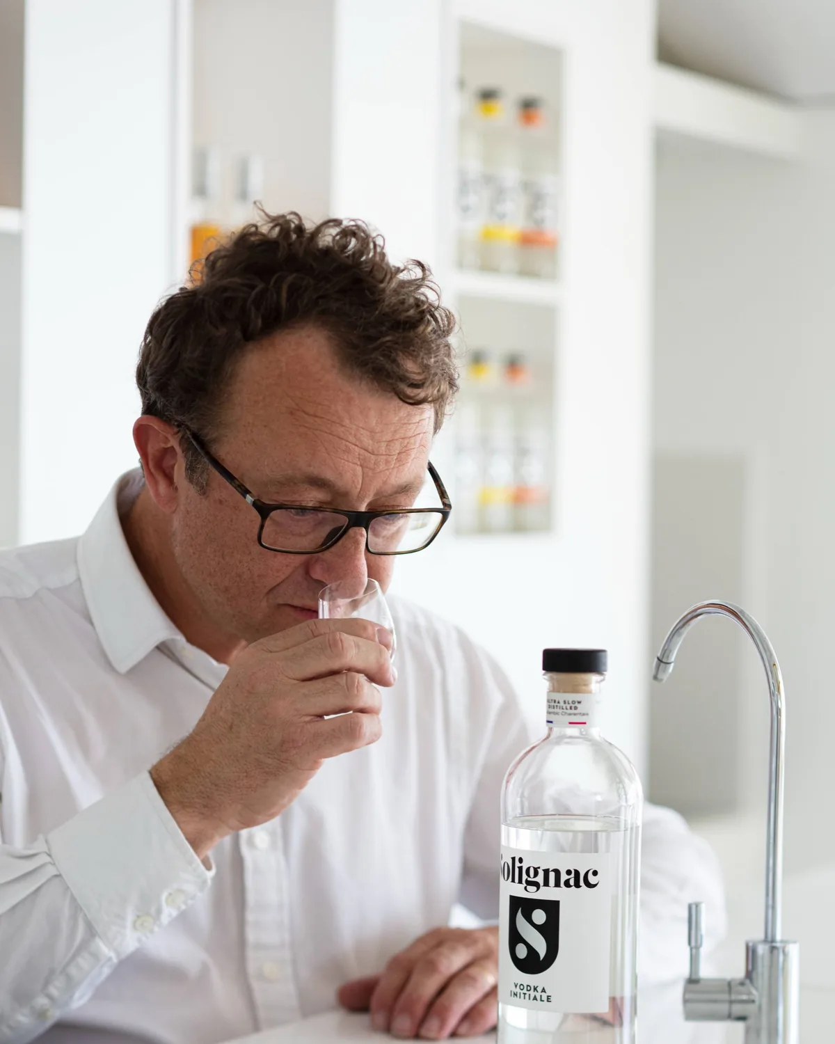 Pierre Solignac dégustant la vodka Initiale dans sa distillerie