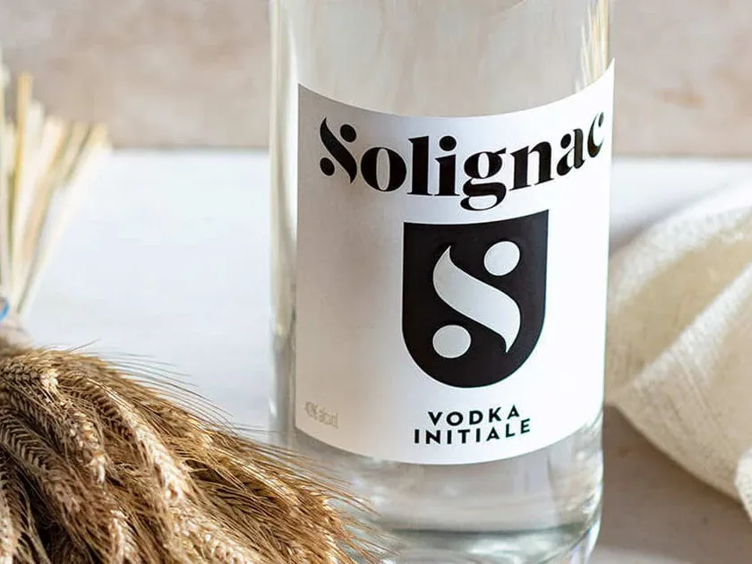 Bouteille de vodka Initiale posée près d'un pain de seigle