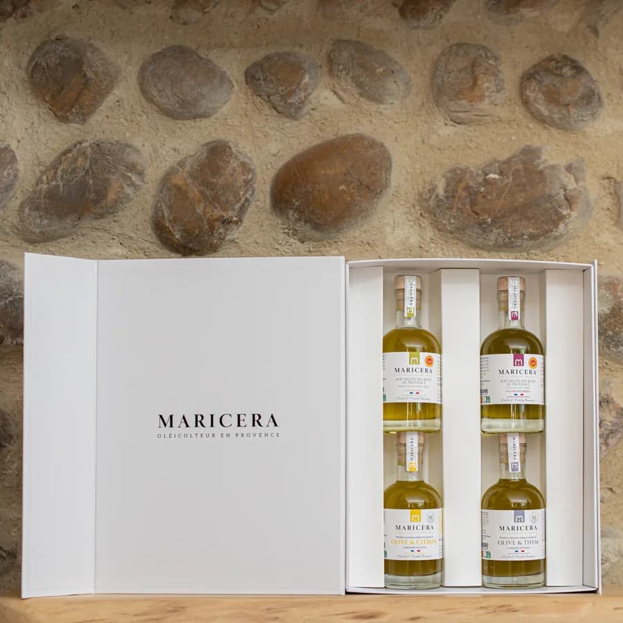 Coffret de quatre flacons d'huile d'olive Maricera