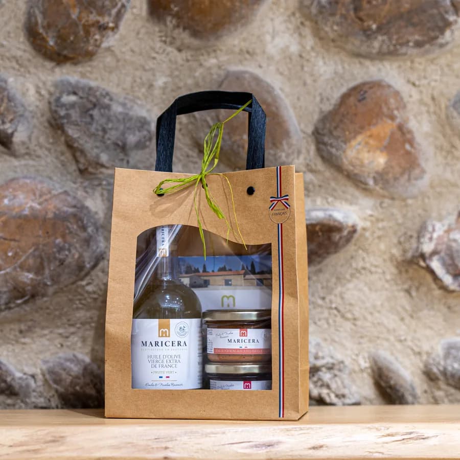 Sac cadeau Maricera avec une bouteille d'huile et deux pâtes d'olives