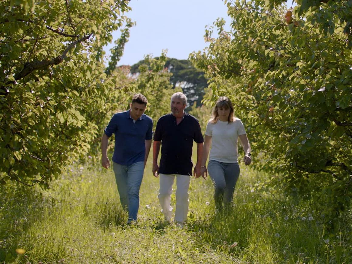 Patrick, Romain et Marine Font dans un verger