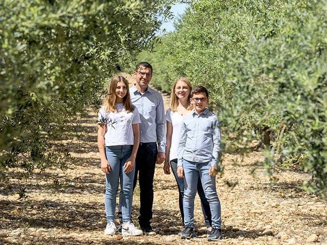 La famille Racamier dans l'oliveraie Maricera