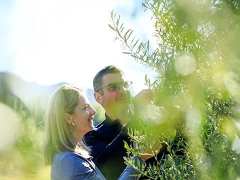 Émilie et Nicolas Racamier auprès d'un olivier