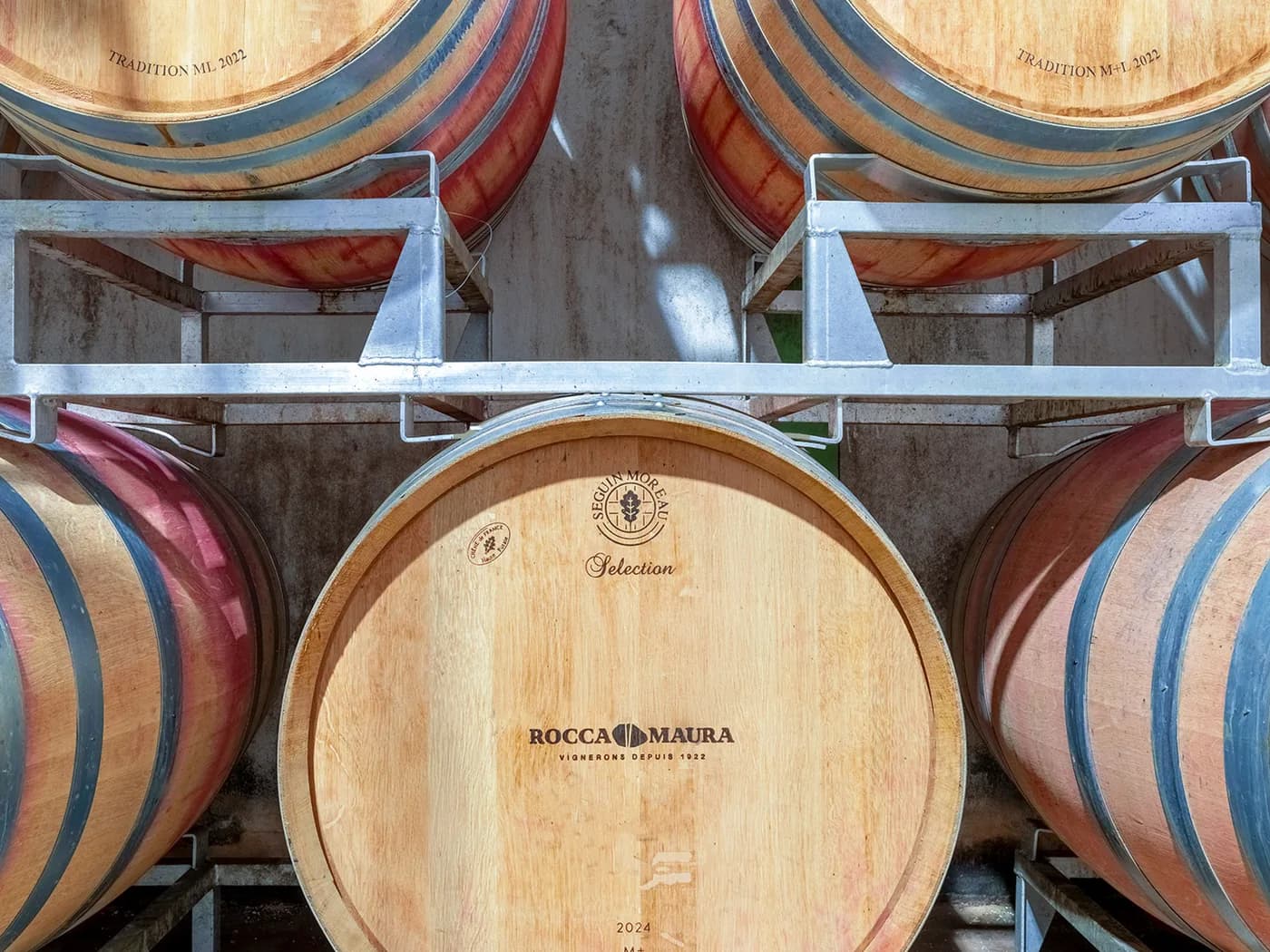 Barriques marquées Rocca Maura dans le chai